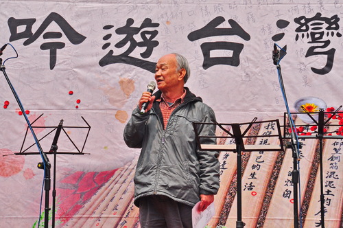 詩人可以用文字來書寫自己家鄉，人情百態、街頭的印象、地方的感覺；用的即是所謂的觸覺的感知方式，這種感覺有如戀人的撫摸，詩人將生活裡俯拾皆是的愛欲對象編織成詩，是聲音，是顏色，也可以是氣味。