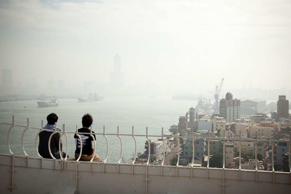 酷馬◎以特效製作方式創造出異次元的人物對話,基調幽默影像清新。透過影像”非說教”的敘事方式,讓觀眾融入徬徨少年時面臨的挑戰,溫暖的探討青少年對於生命的疑惑與性別的困擾。
◎稻田電影工作室多年來年致力栽培年輕偶像演員,本劇亦將啟用新進演員黃遠、鄭靚歆,為台灣影劇界灌注新血。
◎以馬拉松的劇情拉開觀眾的視野,以綿延蔚藍海岸線及翠綠山谷為背景,適時加入熱情的素人鄉親演員,在電影寬銀幕中充分展現台灣地貌之多樣性,創造以南台灣的驕陽烘焙出的暖色系電影。
◎稻田電影工作室2010年再度組合聲光音樂動畫優秀人才創作,繼續堅持說台灣的故事。
◎結尾的大型歌舞場面象徵樂觀、充滿希望的未來。
酷馬◎以特效製作方式創造出異次元的人物對話,基調幽默影像清新。透過影像”非說教”的敘事方式,讓觀眾融入徬徨少年時面臨的挑戰,溫暖的探討青少年對於生命的疑惑與性別的困擾。
◎稻田電影工作室多年來年致力栽培年輕偶像演員,本劇亦將啟用新進演員黃遠、鄭靚歆,為台灣影劇界灌注新血。
◎以馬拉松的劇情拉開觀眾的視野,以綿延蔚藍海岸線及翠綠山谷為背景,適時加入熱情的素人鄉親演員,在電影寬銀幕中充分展現台灣地貌之多樣性,創造以南台灣的驕陽烘焙出的暖色系電影。
◎稻田電影工作室2010年再度組合聲光音樂動畫優秀人才創作,繼續堅持說台灣的故事。
◎結尾的大型歌舞場面象徵樂觀、充滿希望的未來。