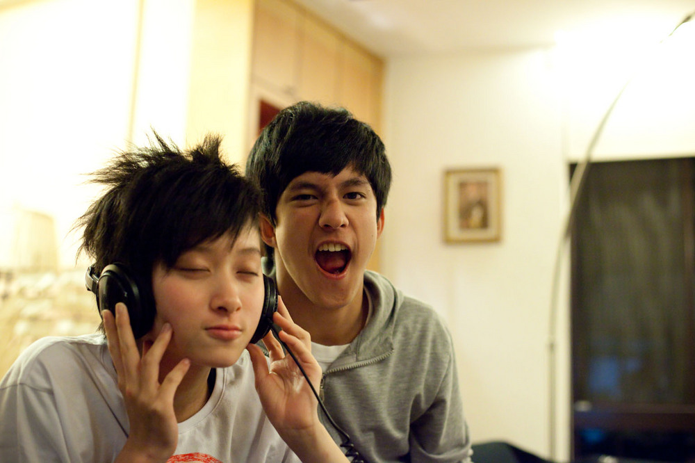 酷馬◎以特效製作方式創造出異次元的人物對話,基調幽默影像清新。透過影像”非說教”的敘事方式,讓觀眾融入徬徨少年時面臨的挑戰,溫暖的探討青少年對於生命的疑惑與性別的困擾。
◎稻田電影工作室多年來年致力栽培年輕偶像演員,本劇亦將啟用新進演員黃遠、鄭靚歆,為台灣影劇界灌注新血。
◎以馬拉松的劇情拉開觀眾的視野,以綿延蔚藍海岸線及翠綠山谷為背景,適時加入熱情的素人鄉親演員,在電影寬銀幕中充分展現台灣地貌之多樣性,創造以南台灣的驕陽烘焙出的暖色系電影。
◎稻田電影工作室2010年再度組合聲光音樂動畫優秀人才創作,繼續堅持說台灣的故事。
◎結尾的大型歌舞場面象徵樂觀、充滿希望的未來。
酷馬◎以特效製作方式創造出異次元的人物對話,基調幽默影像清新。透過影像”非說教”的敘事方式,讓觀眾融入徬徨少年時面臨的挑戰,溫暖的探討青少年對於生命的疑惑與性別的困擾。
◎稻田電影工作室多年來年致力栽培年輕偶像演員,本劇亦將啟用新進演員黃遠、鄭靚歆,為台灣影劇界灌注新血。
◎以馬拉松的劇情拉開觀眾的視野,以綿延蔚藍海岸線及翠綠山谷為背景,適時加入熱情的素人鄉親演員,在電影寬銀幕中充分展現台灣地貌之多樣性,創造以南台灣的驕陽烘焙出的暖色系電影。
◎稻田電影工作室2010年再度組合聲光音樂動畫優秀人才創作,繼續堅持說台灣的故事。
◎結尾的大型歌舞場面象徵樂觀、充滿希望的未來。