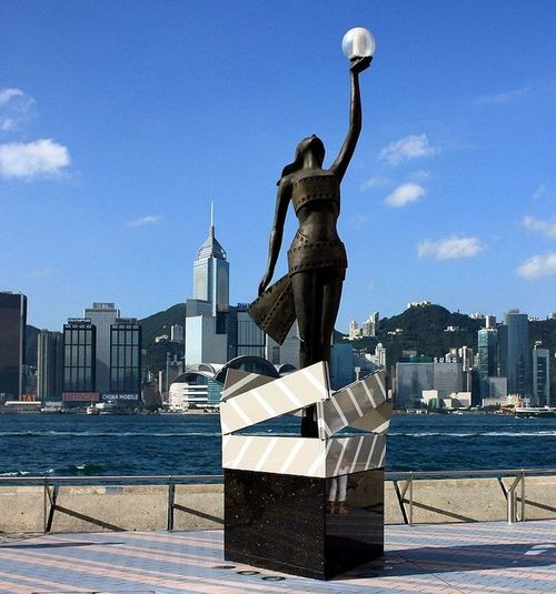 800px-avenue_of_stars_statue_crop 800px-avenue_of_stars_statue_crop